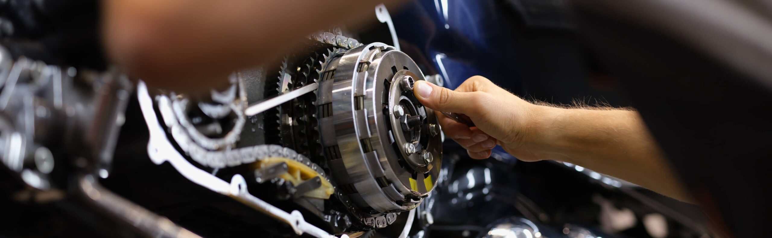 Montage en atelier sur l'embrayage moto &ndash; Diller Powerparts partenaire pour les ateliers